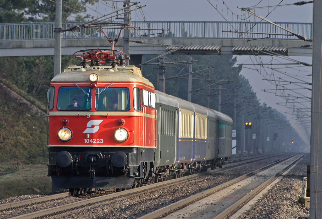 1042.23 eilte am 25.11.2012 mit einem Sonderzug von Wien Fjb nach Graz von Wr.Neustadt kommend die Neunkirchner Allee herauf. 