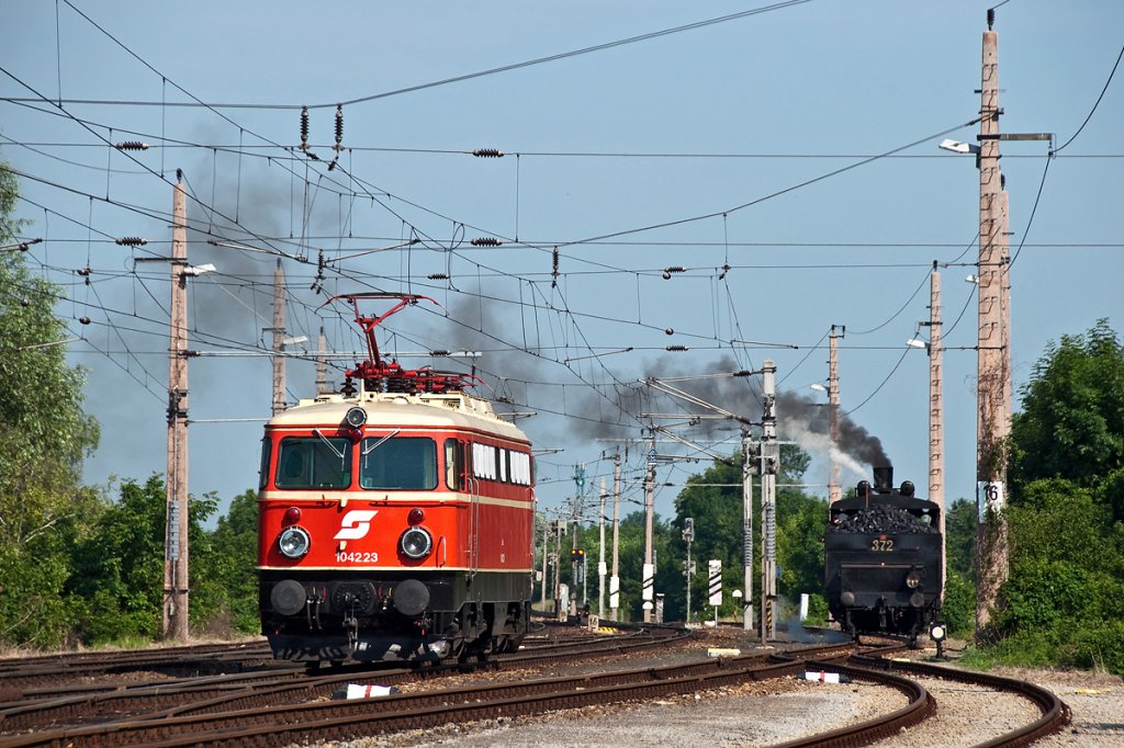 1042.23 hat den NostalgieExpress Leiser Berge nach Korneuburg gebracht, die BR 17c372 wird ihn nun bis Ernstbrunn bernehmen. Das Foto entstand beim Lokwechsel, am 04.06.2011.