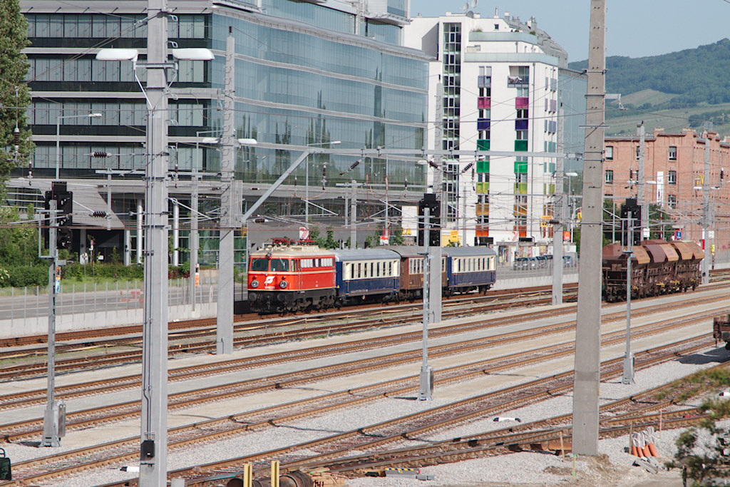 1042.23 mit ihrem Sonderzug nach von Wine FJB nach M�rzzugschlag, aifgenommen am Handelskai in Wien. (19.05.2013)