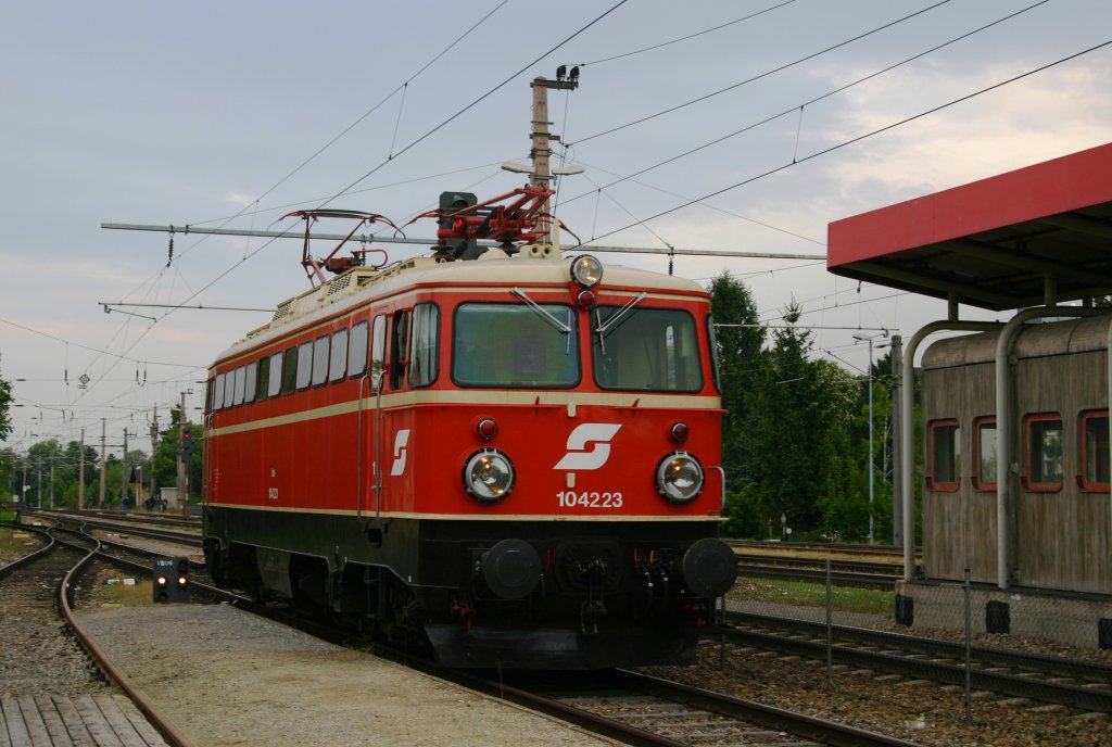 1042.23 bernimmt in Krze den EZ zurck nach Wien.
Korneuburg; 1.5.2011