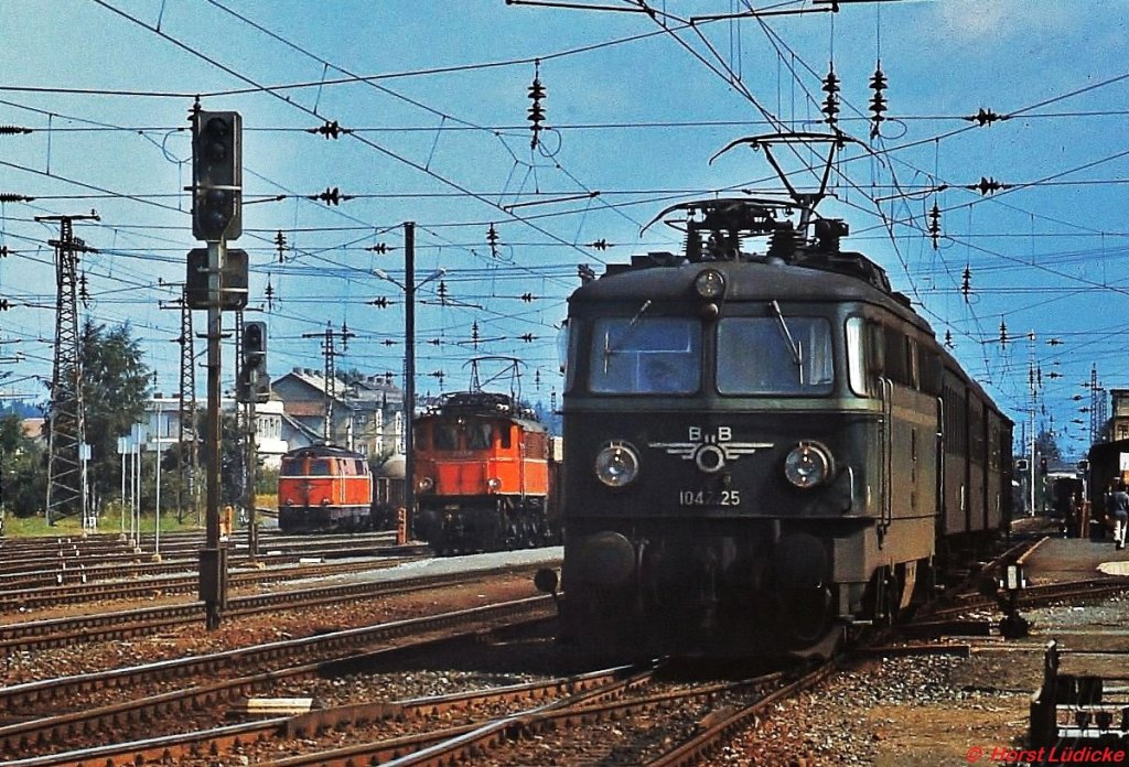 1042.25 verlt mit einem Personenzug im August 1980 den Bahnhof Zeltweg. Im Hintergrund 1245.540 und eine 2043/2143.