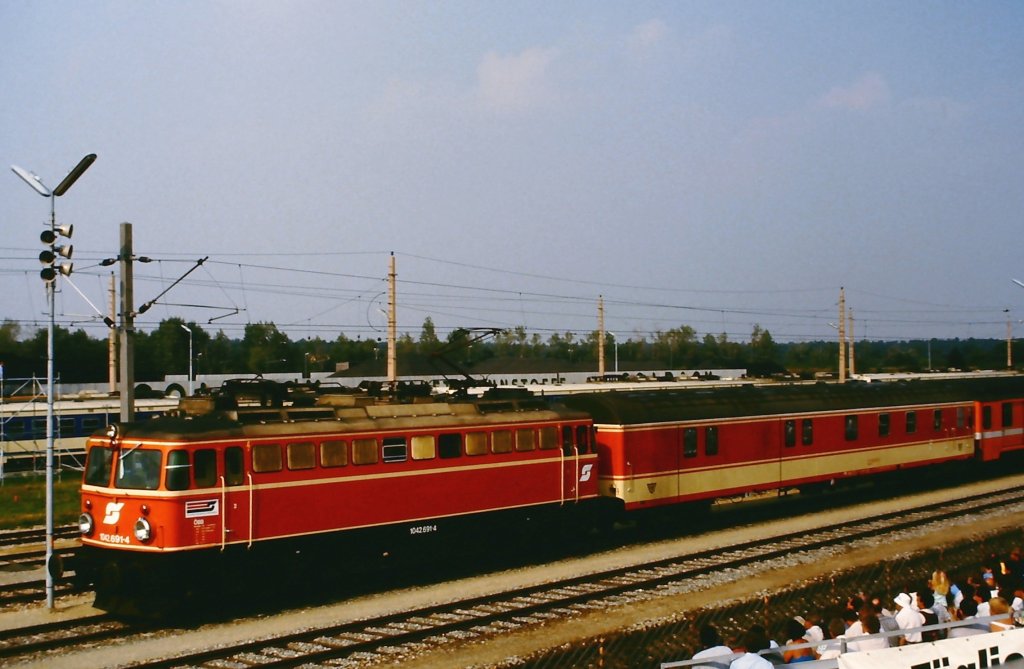 1042.691 mit Schnellzug auf der Parade zum 150-j�hrigen Jubil�um der Eisenbahn in �sterreich 1987.