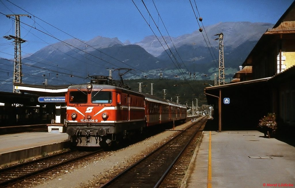 1043 004-9 ist mit einem Regionalzug aus Lienz im Bahnhof Spittal-Millstttersee angekommen (August 1990)