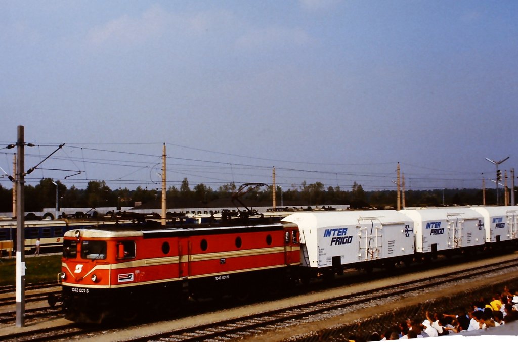 1043.001 mit Khlwaggons auf der Parade zum 150-jhrigen Jubilum der Eisenbahn in sterreich 1987.