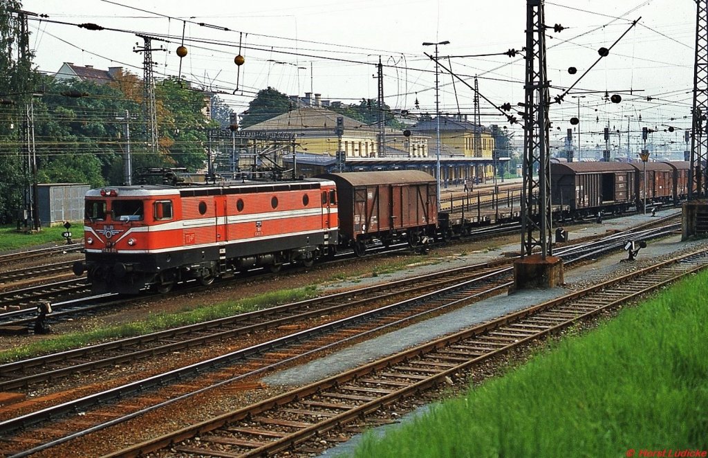 1043.01 verläßt im August 1981 mit einem Güterzug Villach Westbahnhof. Die zehn 1043 (baugleich mit der schwedischen Rc2) wurden zwischen 1971 und 1974 von ASEA gebaut und waren die ersten thyristorgesteuerten Lokomotiven Österreichs. Die mit ihr gewonnenen Erfahrungen flossen in die Entwicklung der Reihe 1044 ein. Inzwischen wurden sie zurück nach Schweden verkauft.