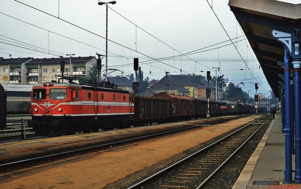 1043.06 mit einem Güterzug in Villach Westbahnhof (August 1981)