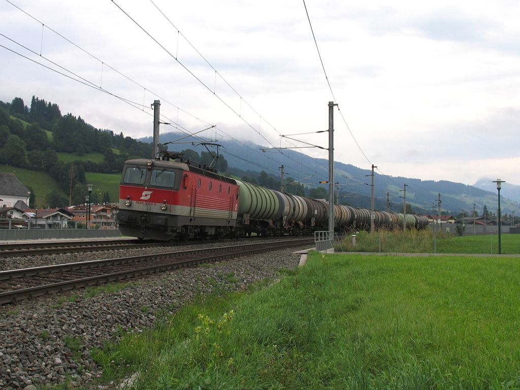 1044 003-0 (mit altes BB-logo) mit einem Gterzug in die Richtung Wrgl bei Brixen im Thale am 12-8-2010.