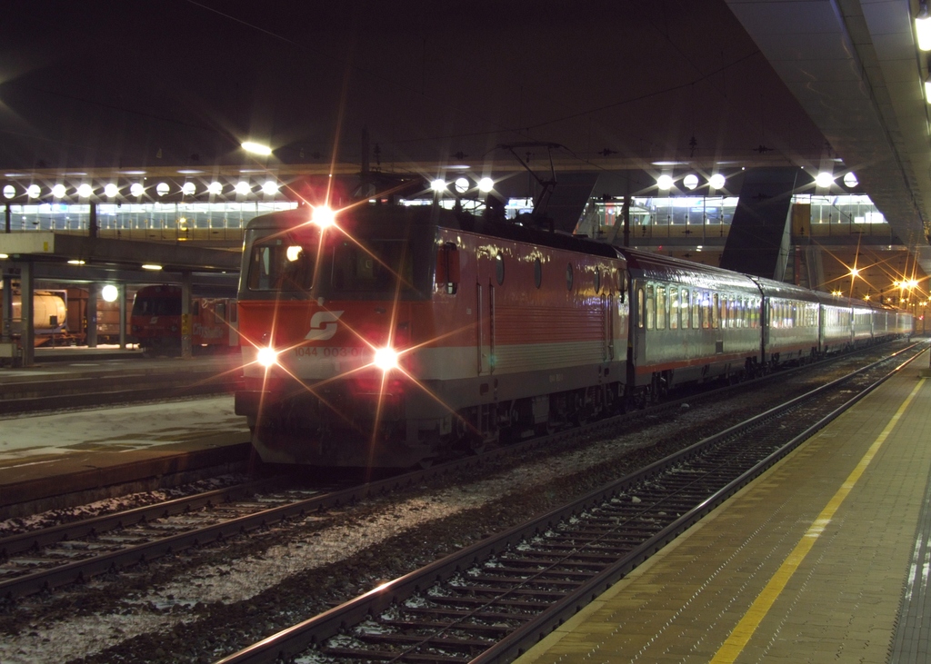 1044 003 am IC 944 im Hbf Wels. [27.12.10] Seit Fahrplanwechsel werden die Zge 944-945 zwischen Wien und Salzburg wieder mit Lokomotiven der Reihe 1044 bespannt, die genauso wie die mitgefhrten Kurswagen EN 237-236  Allegro Don Giovanni  nach/von Venedig eine Hchstgeschwindigkeit von 160km/h haben.