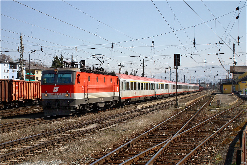 1044 003 fhrt mit EC 531  Stadttheater Klagenfurt  von Wien Meidling nach Lienz.
Zeltweg 8.4.2010