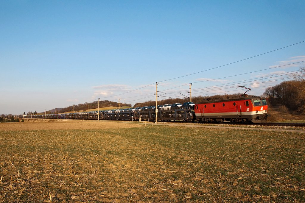 1044 006 befrdert einen GEFCO Autoganzzug Richtung Westen. Neulengbach, am 30.03.2011.