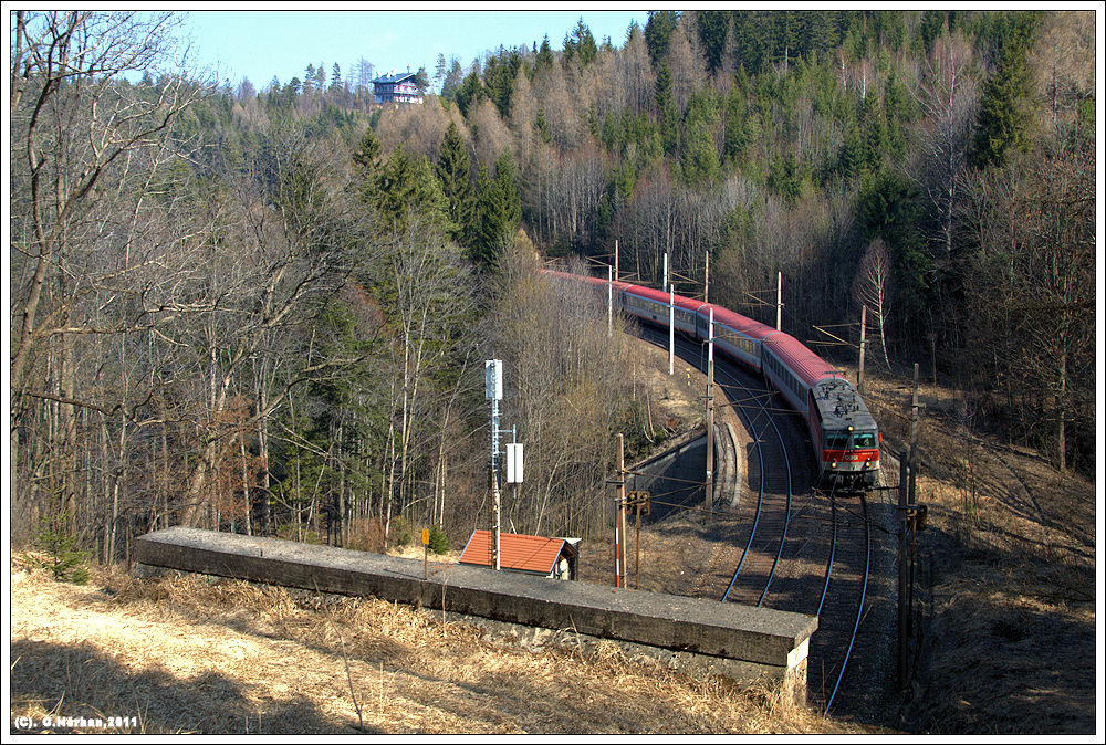 1044 006 mit IC 650 aus Graz wird gleich in den Weberkogeltunnel eintauchen. Wolfsbergkogel, 23.3.2011