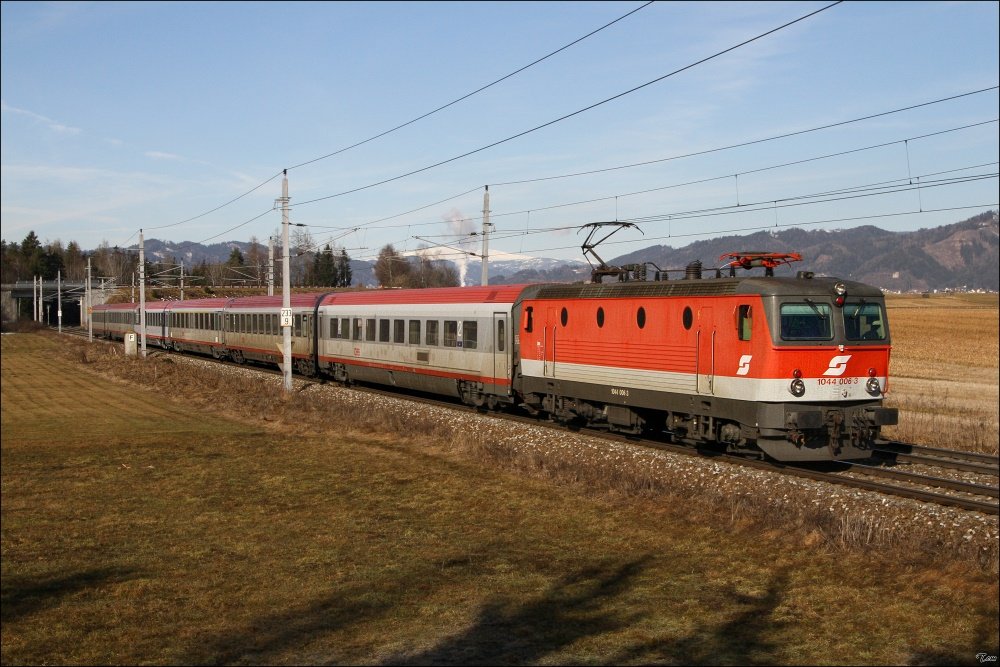 1044 006 mit Platsch fhrt mit IC 534   sterreichischer Stdtebund  von Lienz nach Wien Meidling.
Zeltweg 2010