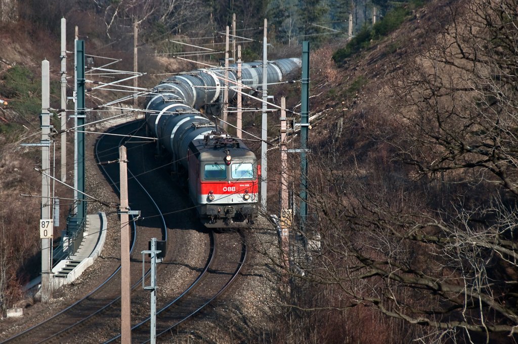 1044 008 qult sich den Semmering hinunter. Vermutlich Zug Nummer 54054, unterwegs von Villach nach Wien Kledering, am 26.02.2011 um 14:41 zwischen Eichberg und Kb.