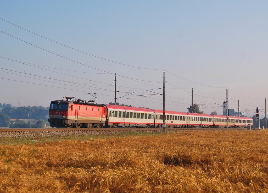 1044 010 ist am 03.07.2010 mit dem
morgentlichen IC 501 in Wartberg an der Krems durchgefahren.
