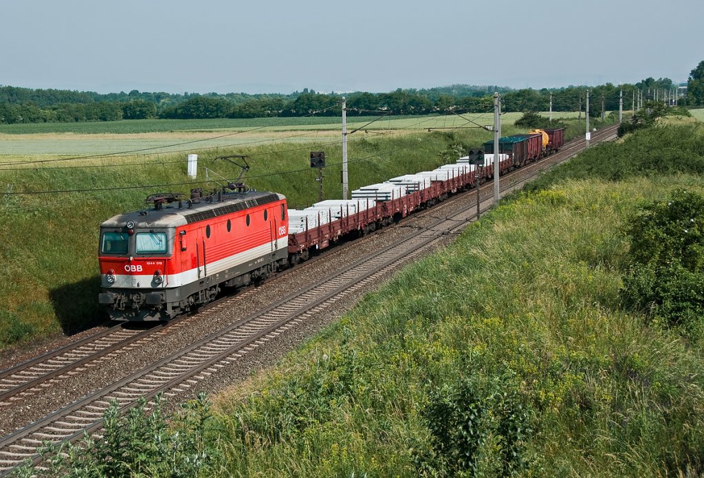 1044 012, am frhen Morgen des 12.06.2010 kurz vor Gramatneusiedl.