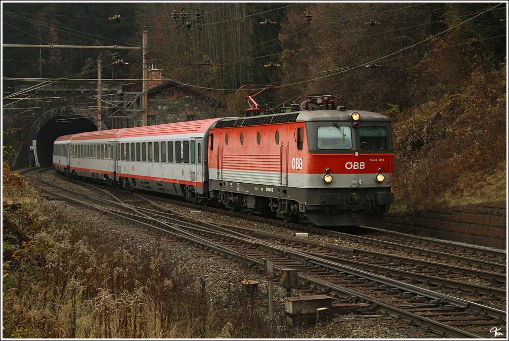1044 014 mit IC 652 (Graz - Wien Meidling) beim Verlassen des 190m langen Klamm-Tunnels nahe Klamm-Schottwien.
19_11_2011