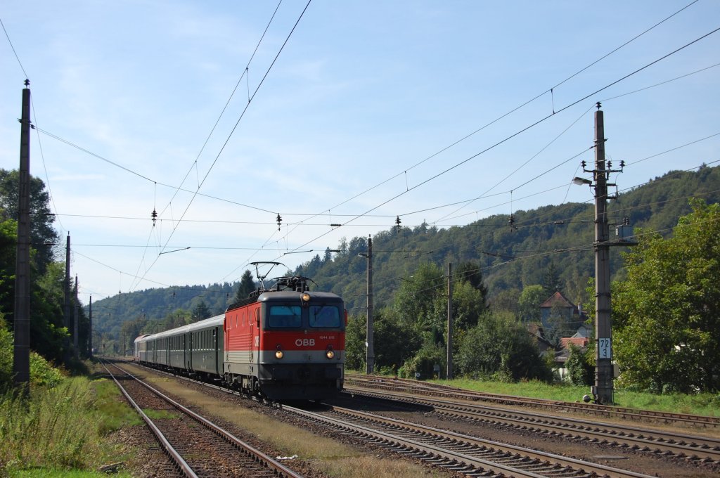 1044 015 am 18.09.2010 mit Erlebniszug Donau in Wernstein am Inn