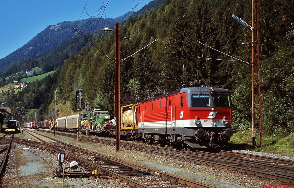 1044 025-3 durchfhrt im Sommer 2005 den Bahnhof Kolbnitz. Zu diesem Zeitpunkt war der folgende Streckenabschnitt noch eingleisig und die alten Fahrleitungsmasten standen noch.