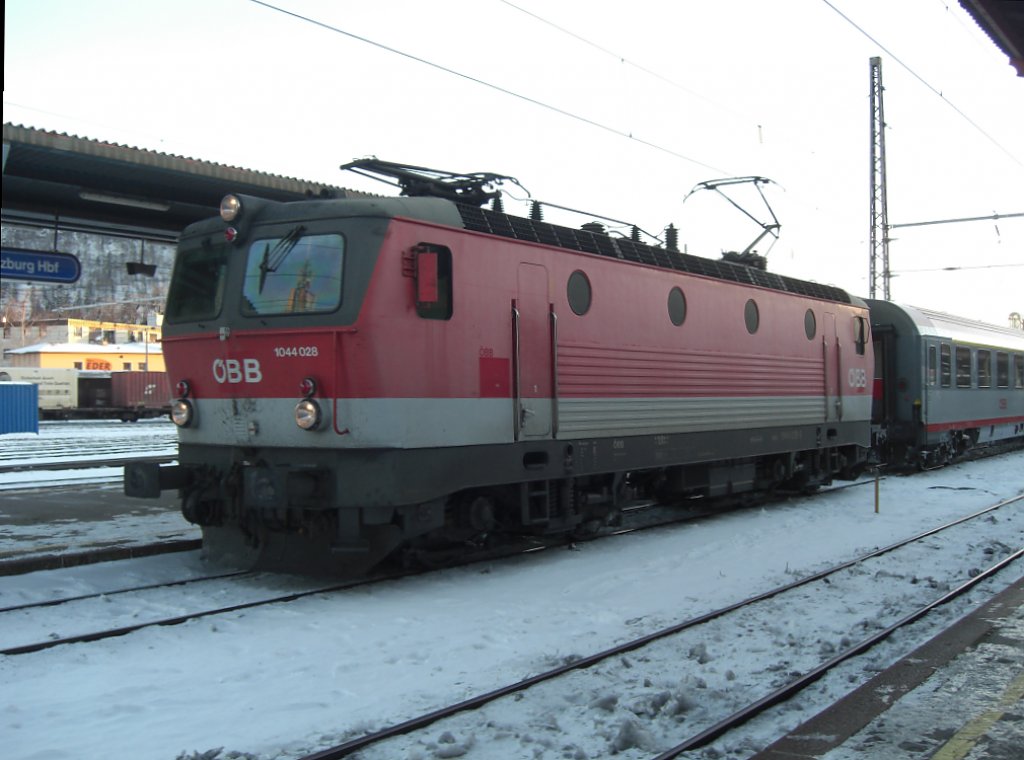 1044 028 kurz vor der Ausfahrt aus dem Salzburger Hauptbahnhof am
19. Dezember 2010.