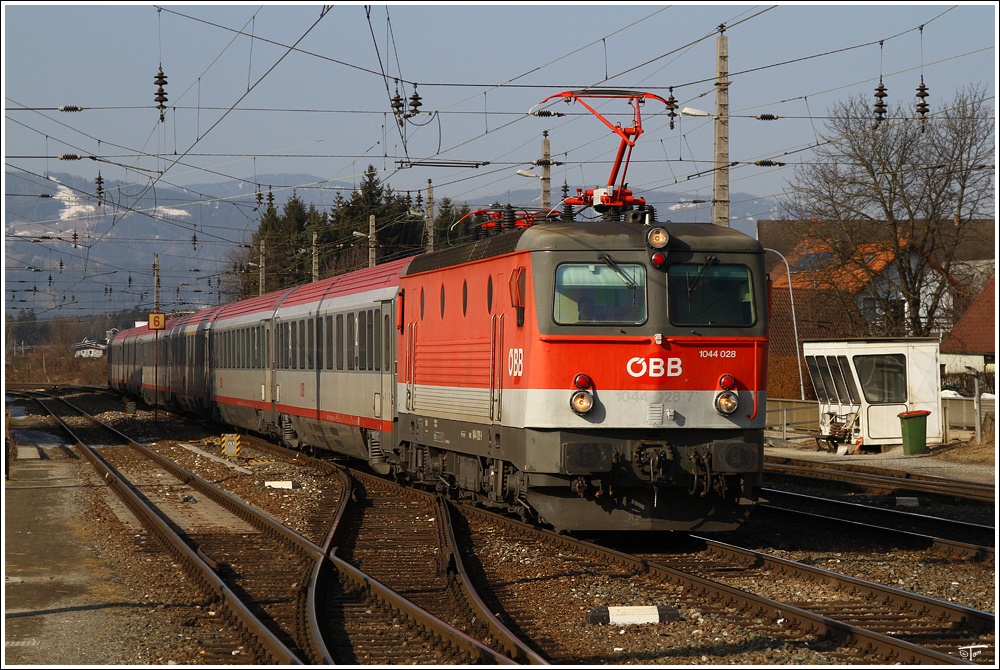 1044 028 zieht den IC 534 von Villach nach Wien Meidling. 
Zeltweg Bf 9.3.2011