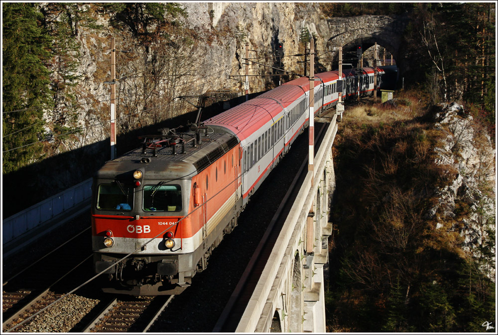 1044 041 fhrt mit IC 733  Sonnenstadt Lienz  (Wien Meidling - Lienz) ber das Krausel Klause Viadukt nahe Breitenstein. 
2.12.2011