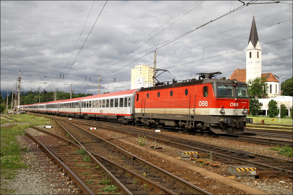 1044 045 fhrt mit IC 534  sterreichischer Stdtebund  von Villach nach Wien Meidling. 
Knittelfeld 3.6.2010