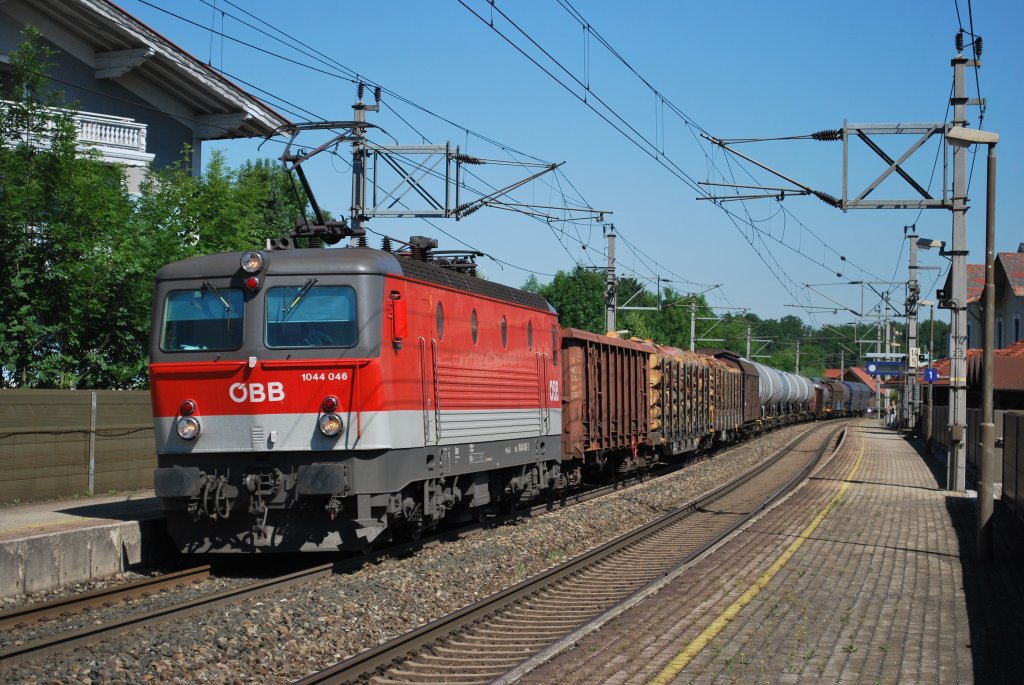 1044 046 mit Gterzug bei der Durchfahrt durch die Haltestelle Puch-Oberalm bei Hallein am 08.07.2010.