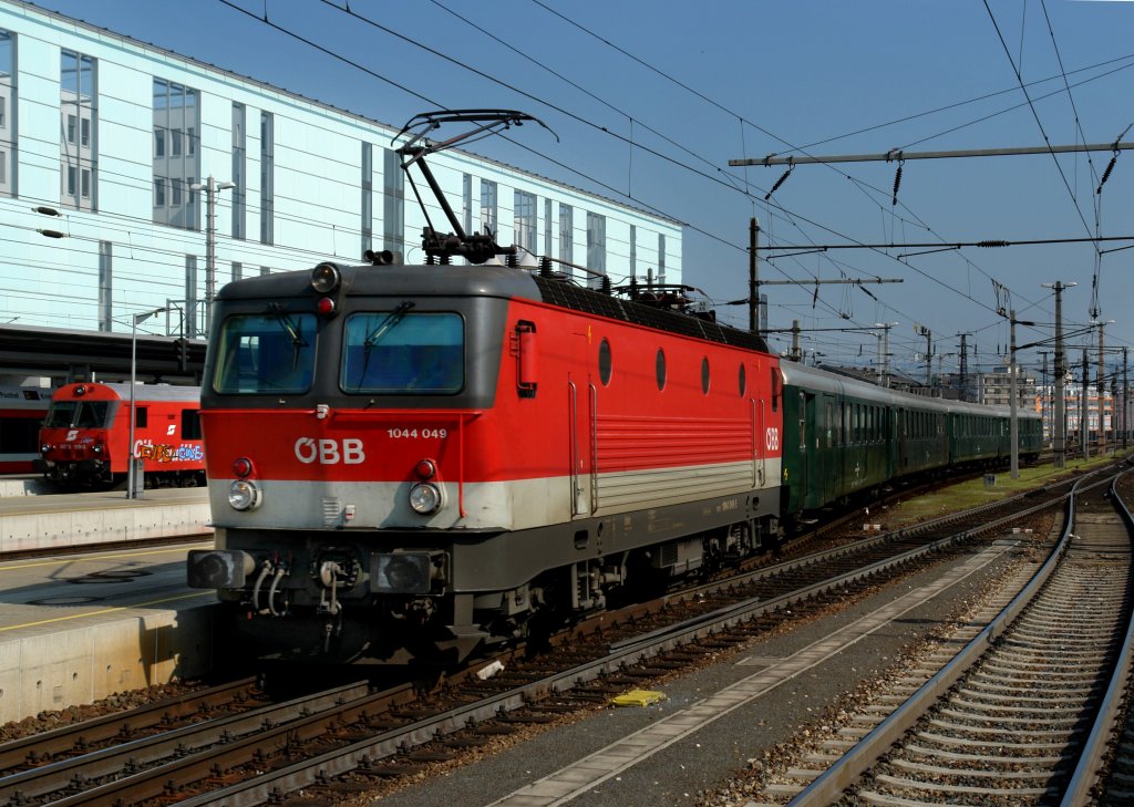 1044 049 mit dem Erlebniszug nach Passau am 08.04.2009 bei der Einfahrt in den Linzer Hauptbahnhof.