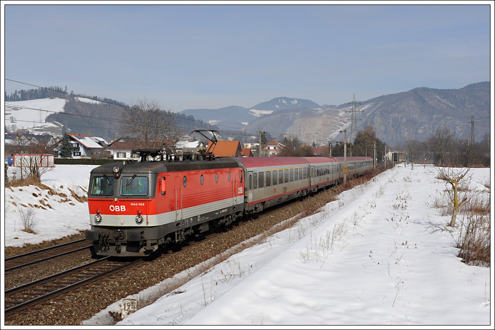 1044 053 hing bis zum Greznbahnhof Spielfeld-Stra am OEC 255 von Wien Meidling nach Maribor. (Stbing 18.2.2010)