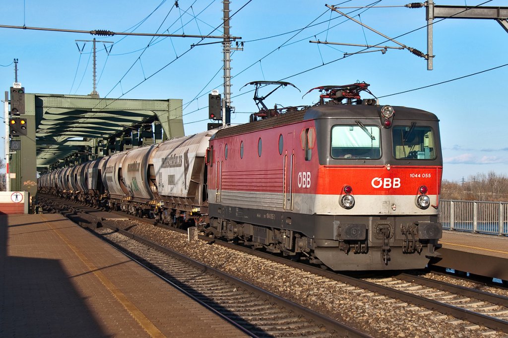1044 055 hat die Brcke ber die Donau bereits hinter sich gelassen und ist Richtung Wien Simmering unterwegs. Die Aufnahme enstand am 27.02.2012 in Wien Praterkai.