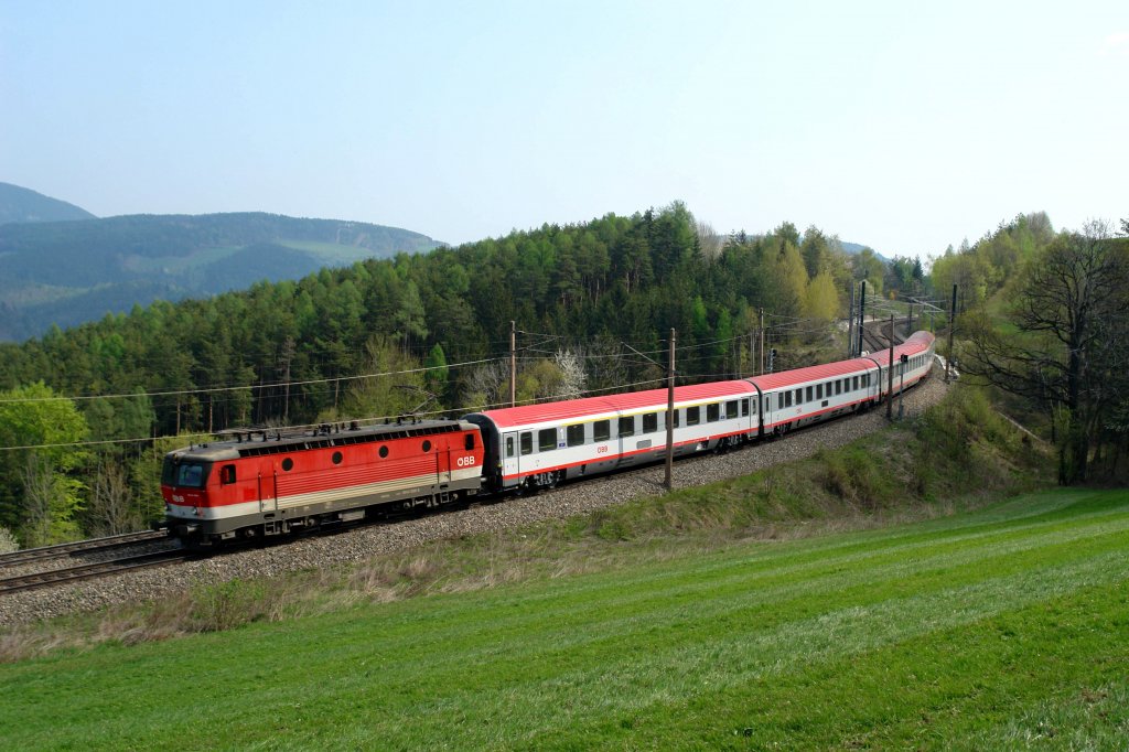 1044 055 mit einem OIC am 16.04.2009 unterwegs bei Eichberg.