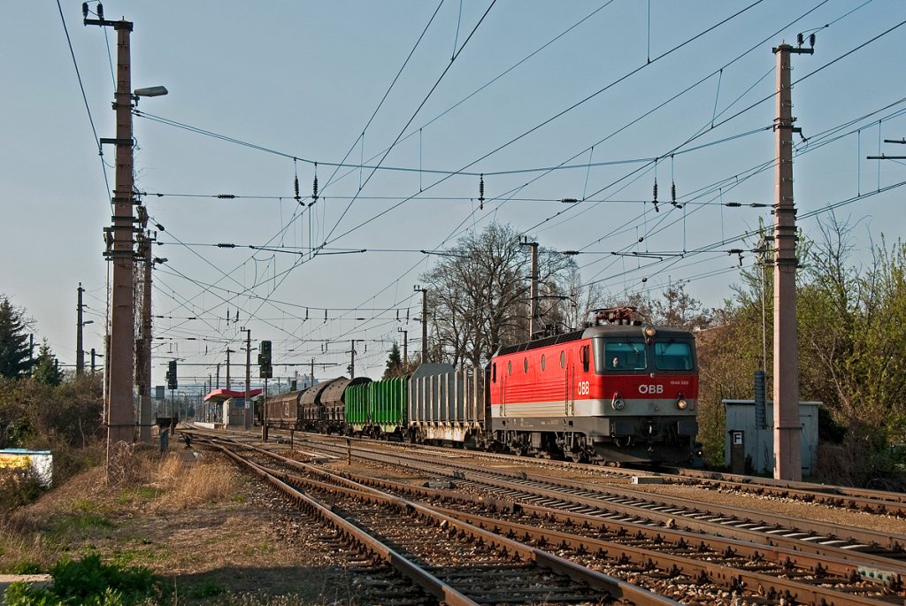 1044 055 passiert mit einem Gterzug soeben den Bahnhof Korneuburg an der Nordwestbahn in Richtung Wien. Die Aufnahme entstand am Abend des 07.04.2010.