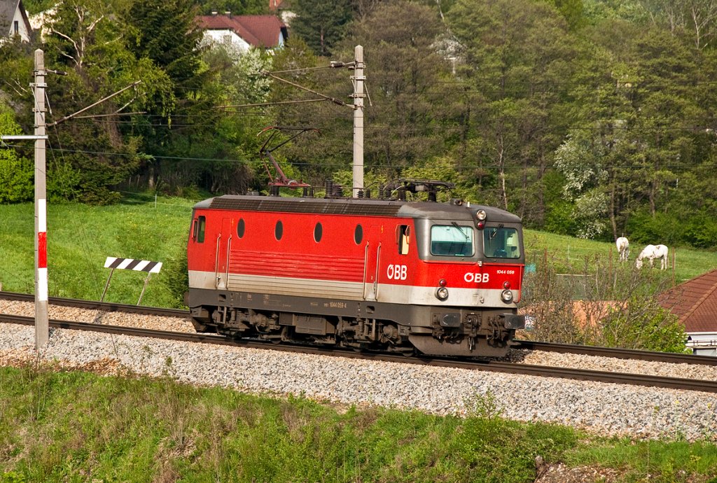 1044 059 als Lokzug Richtung Westen. Das Foto enstand am 30.04.2010 kurz vor Drrwien.