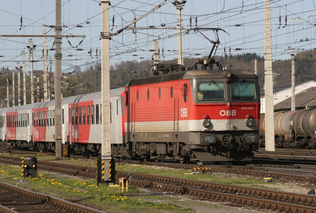 1044 060 bei der Einfahrt in den Hbf Salzburg am 10.04.2011