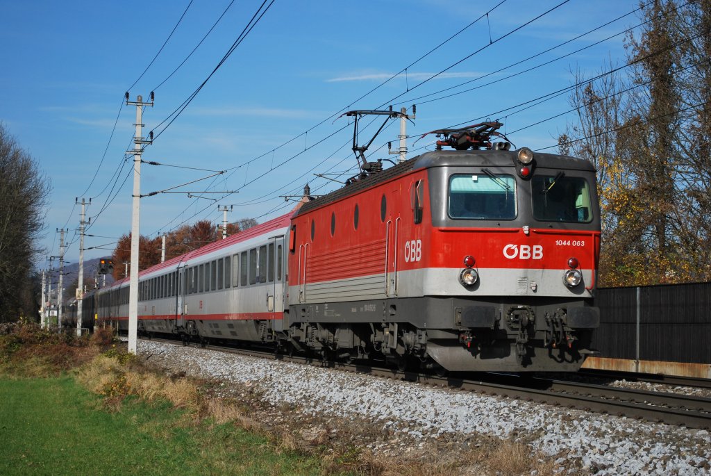 1044 063 mit OEC690 (Salzburg - Klagenfurt) am 05.11.2010 bei Elsbethen(Salzburg). 