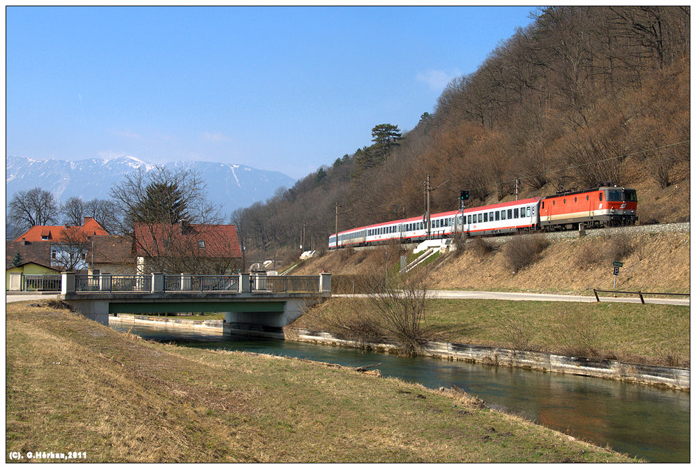 1044 063 mit Zug nach Wien bei Schlglmhl, 23.3.2011
(fuhr in der Trasse des EC 102 Polonia, muss sich aber um einen anderen Zug handeln).