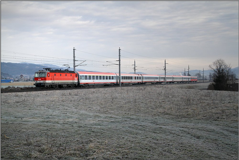 1044 071 ist mit dem IC 731  BELLISSIMO  von Wien-Meidling nach Villach unterwegs.
Lind 30.12.2009