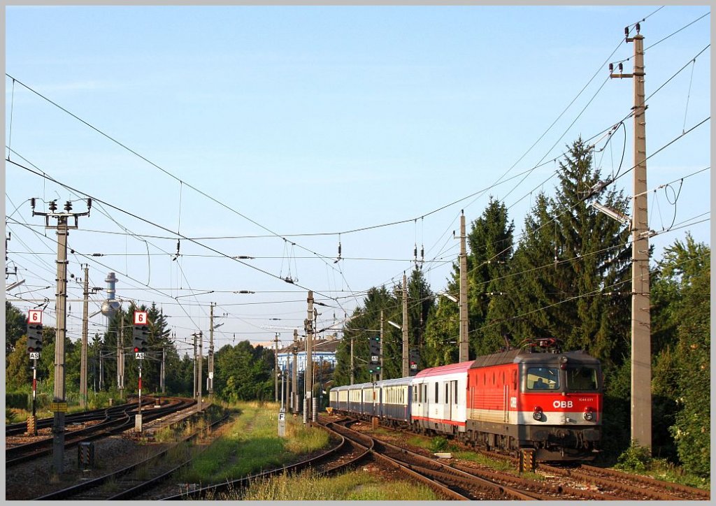 1044 071 mit dem RadExpress Donau kurz vor der Einfahrt in Wien Heiligenstadt. 17.08.11