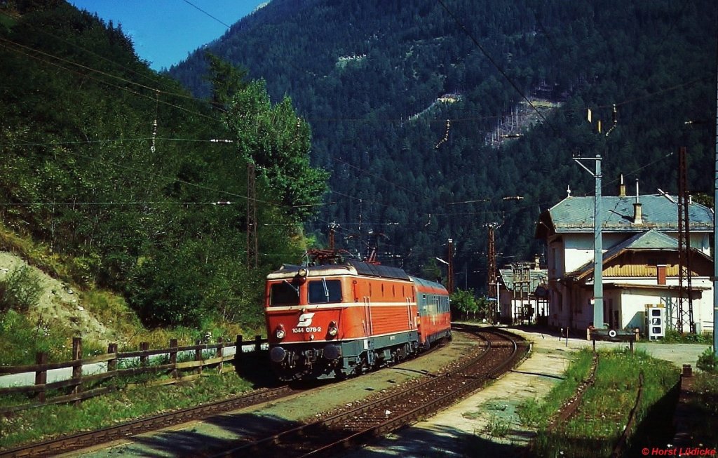 1044 078-2 durchfhrt im August 1998 dn 1.052 m hoch gelegenen Bahnhof Kaponig der Tauernbahn. Ursprnglich war der Bahnhof nach dem einige hundert Meter tiefer im Mlltal gelegenen Ort Obervellach benannt, mit dem eine Seilbahnverbindung bestand. Nach der Erffnung des 5.096 m langen Kaponig-Tunnels wurde dieser Streckenabschnitt stillgelegt.