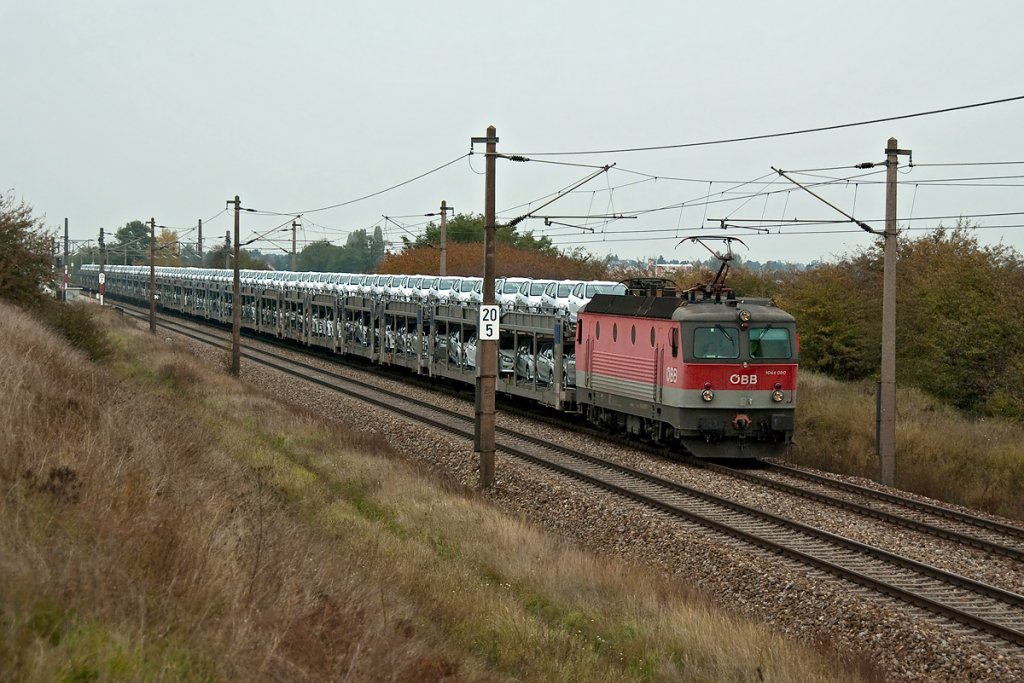 1044 080 vor einem Autoganzzug am 19.10.2010 Richtung Wien. Die Aufnahme entstand zwischen Helmahof und Deutsch Wagram.