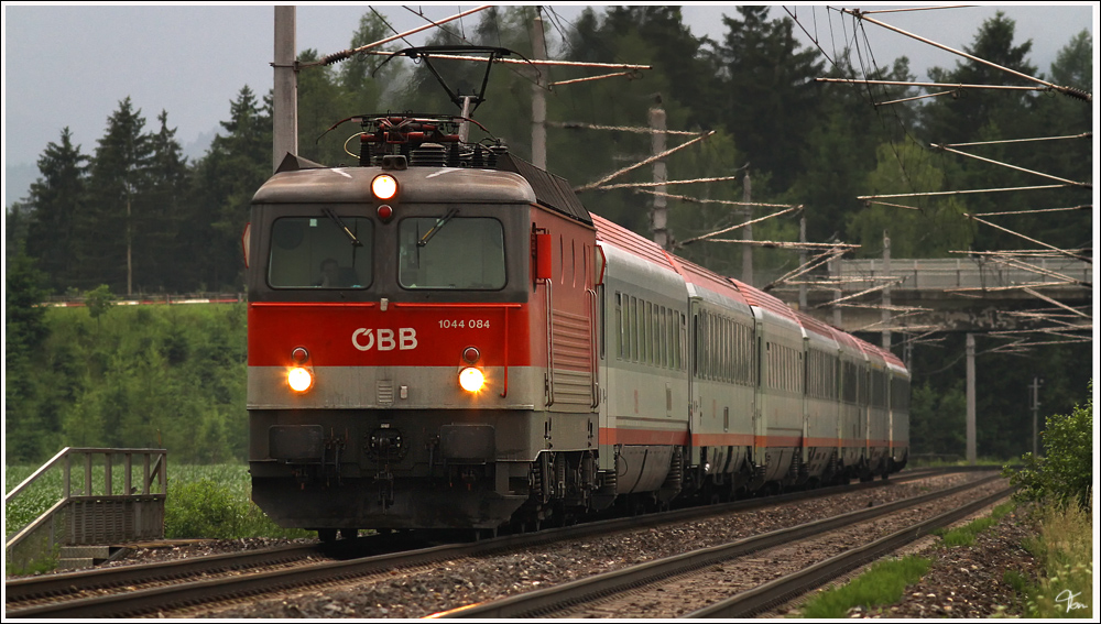 1044 084 fhrt als EC 530 von Lienz nach Wien Meidling. 
Zeltweg 7.6.2011