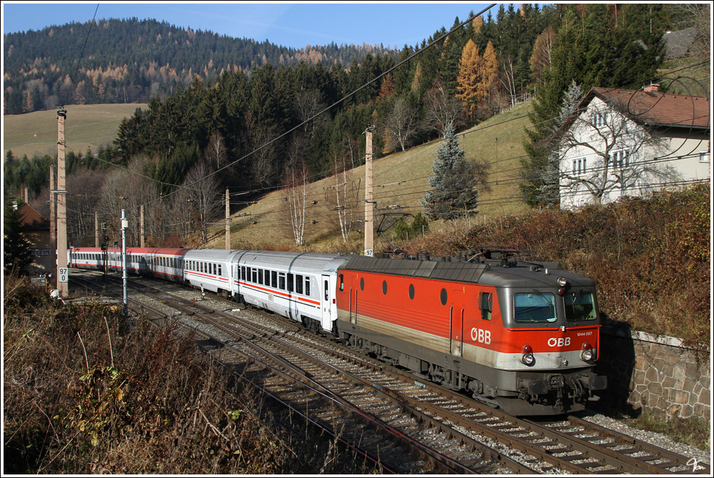 1044 087 fhrt mit EC 158  Croatia  von  Zagreb nach Wien. 
Breitenstein 19_11_2011
