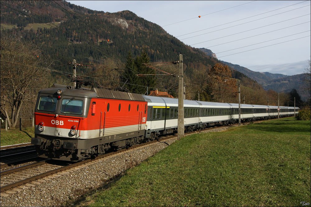 1044 089 fhrt mit IC 513 von Salzburg nach Graz.
Peugen 15.11.2009