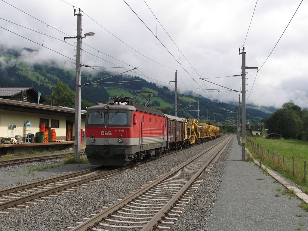 1044 089 mit einem Bauzug in die Richtung Wrgl auf Bahnhof Westendorf am 13-8-2010.