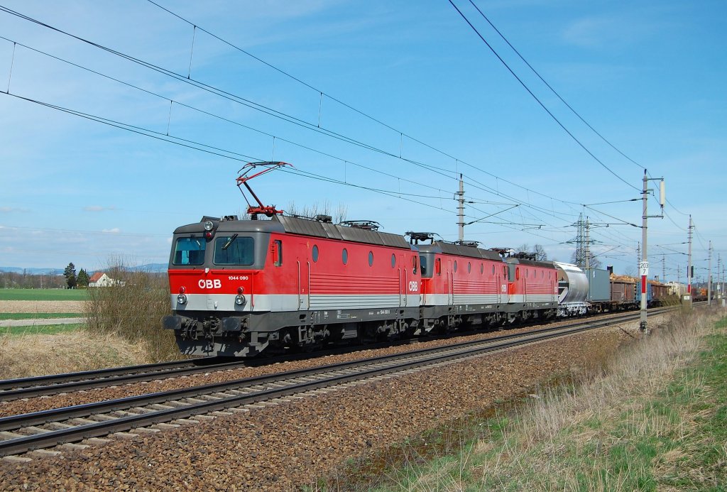 1044 090 und die beiden kalten Loks 1044 082 und
1144 067 sind am 02.04.2011 mit einem Gterzug bei Marchtrenk in Richtung
Wels unterwegs gewesen.