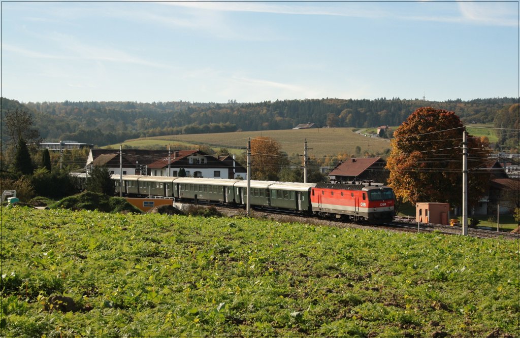 1044 090 mit dem Erlebniszug von Wien FJB nach Passau am 09.10.10 in Ingling. 
