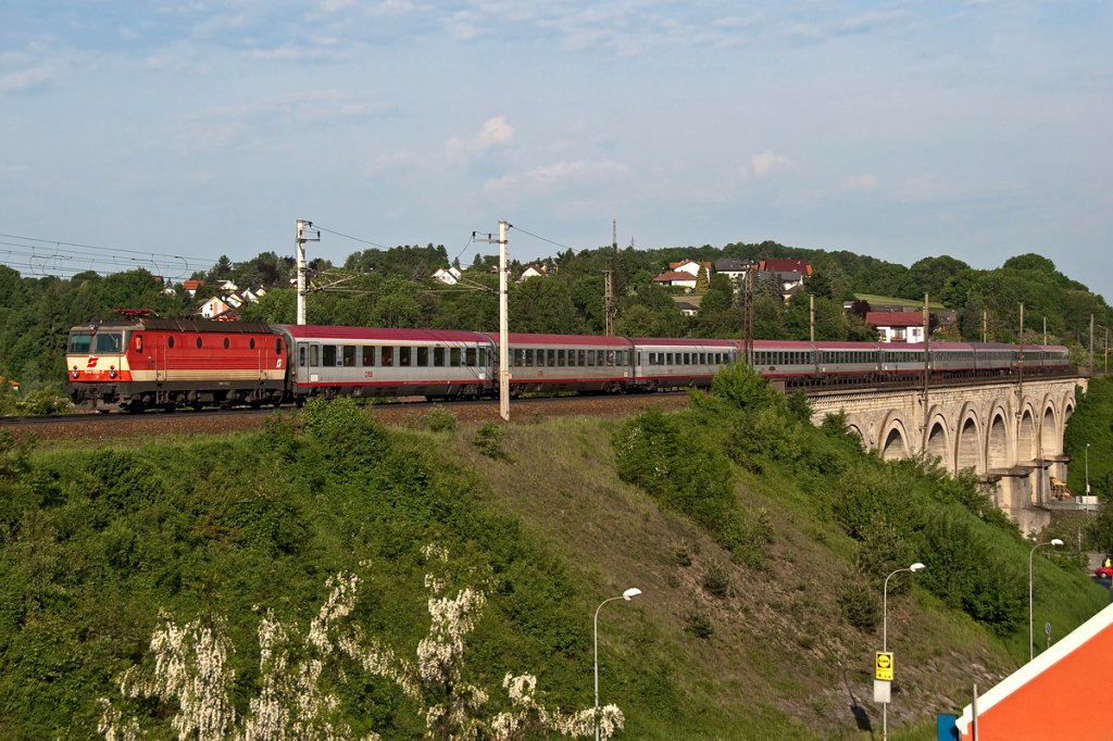 1044 092, ist am frhen Morgen des 14.05.2011 mit IC 945 nach Wien Westbahnhof unterwegs und konnte in Neulengbach fotografisch festgehalten werden.