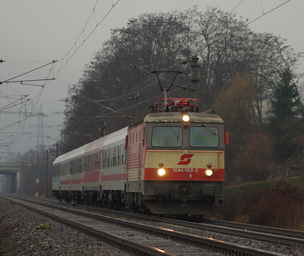 1044 092 bespannte am 13.12.2008 den IC 514 von Graz nach Salzburg.
Das Bild enstand in Deutschfeistritz.