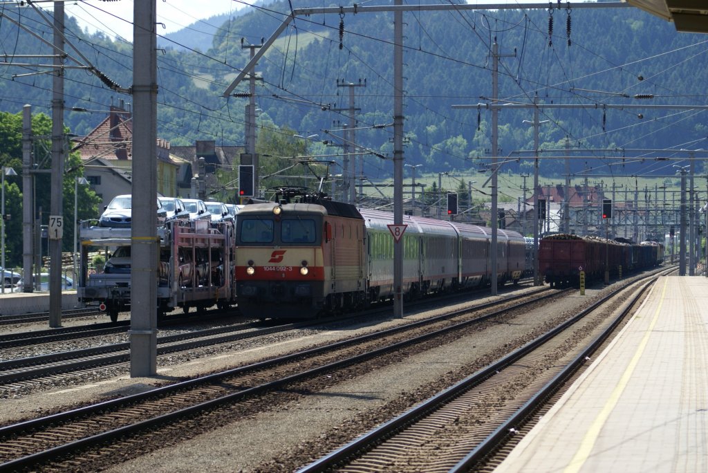 1044 092 hat den Semmering hinter sich gelassen und fahrt jetzt mit dem IC654 durch den Bahnhof Gloggnitz seinen nchsten Halt entgegen. Ziel des Zuges ist Wien Meidling. 6.5.2010