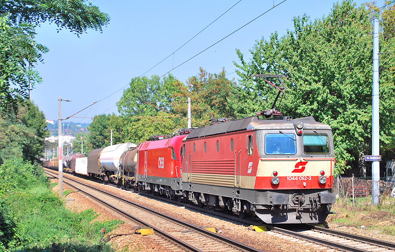 1044 092 und kalt mitlaufende 1016 011  Zugkraft Roco  mit dem 54093 am 22.9.2010 auf der Verbindungsbahn in Wien.